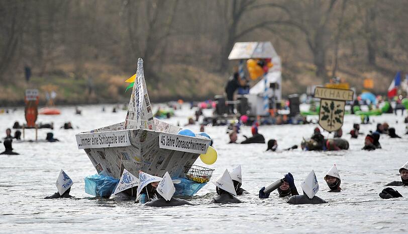 Mehr als 2000 Teilnehmer schwammen rund vier Kilometer bei Temperaturen um den Gefrierpunkt durch die Donau - die Bilder.