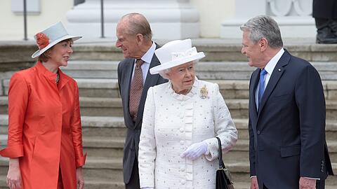 Bundespräsident Joachim Gauck hat zusammen mit seiner Partnerin Daniela Schadt die Queen und ihren Mann Prinz Philip im Schloss Bellevue empfangen