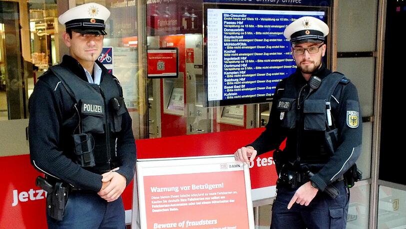 Bundespolizei und Deutsche Bahn warnen vor einer Betrugsmasche. Betrüger verkaufen anstatt Fahrkarten nur wertlose Reiseauskünfte. Bundespolizei und Deutsche Bahn warnen vor einer Betrugsmasche. Betrüger verkaufen anstatt Fahrkarten nur wertlose Reiseauskünfte.