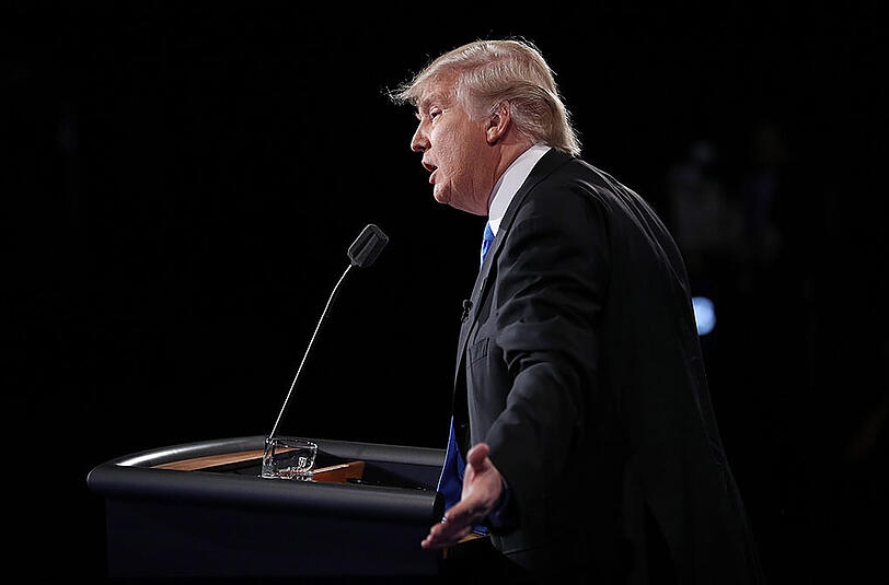 Nur wenige Tage vor dem nächsten TV-Duell steckt Donald Trump in gehörigen Schwierigkeiten.