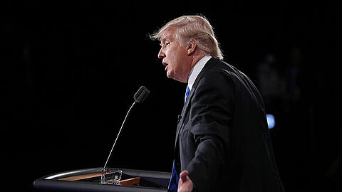 Nur wenige Tage vor dem nächsten TV-Duell steckt Donald Trump in gehörigen Schwierigkeiten.
