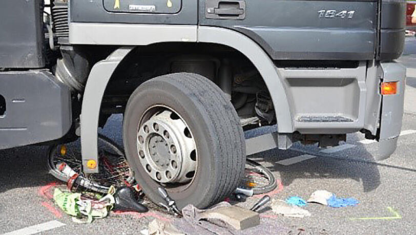 Schockierendes Bild von der Unfallstelle - der Radfahrer geriet direkt unter das Rad des Lkw. Schockierendes Bild von der Unfallstelle - der Radfahrer geriet direkt unter das Rad des Lkw.