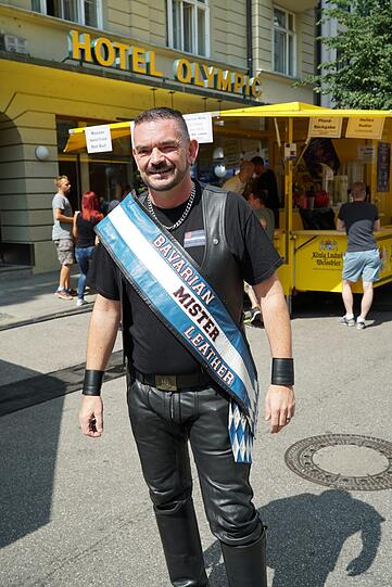 Laut, bunt und vor allem schwul: Das Hans-Sachs-Straßenfest zieht knapp 10.000 Menschen aus München und der queeren Szene an.