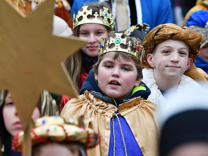 Sternsinger ziehen durch die Innenstadt. Foto: Harald Tittel/Archiv