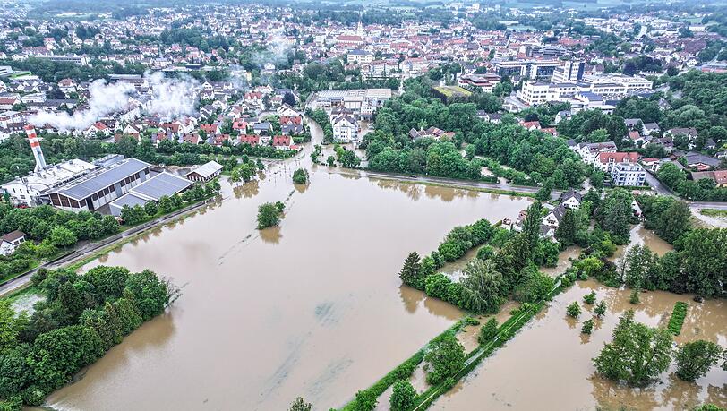 Luftbildaufnahmen zeigen die aus den Ufern getretene Ilm. (Luftaufnahme mit einer Drohne).