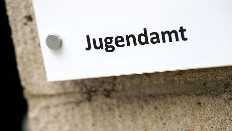 Jugendämter in Bayern haben im vergangenen Jahr in 21.742 Fällen eine mögliche Gefährdung des Kindeswohls geprüft. (Symbolbild)