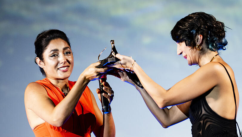Die französisch-iranische Schauspielerin Golshifteh Farahani (l.) von ihrer Kollegin Zar Amir Ebrahimi erhält den "Excellence Award Davide Campari" beim 78. Internationalen Filmfestival von Locarno auf der Bühne der Piazza Grande. Die französisch-iranische Schauspielerin Golshifteh Farahani (l.) von ihrer Kollegin Zar Amir Ebrahimi erhält den "Excellence Award Davide Campari" beim 78. Internationalen Filmfestival von Locarno auf der Bühne der Piazza Grande.
