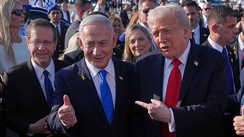 US-Präsident Donald Trump (r-l), der israelische Ministerpräsident Benjamin Netanjahu und Israels Präsident Izchak Herzog. (Archivbild)