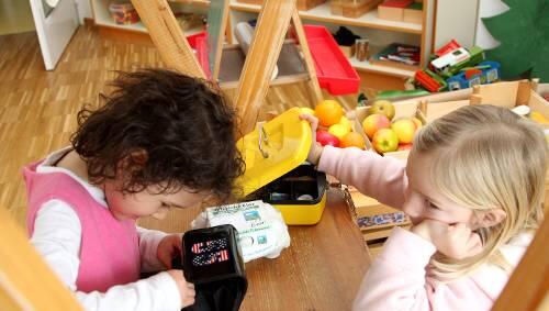In einem Münchner Kindergarten: Miriyam und Anna spielen. In einem Münchner Kindergarten: Miriyam und Anna spielen.