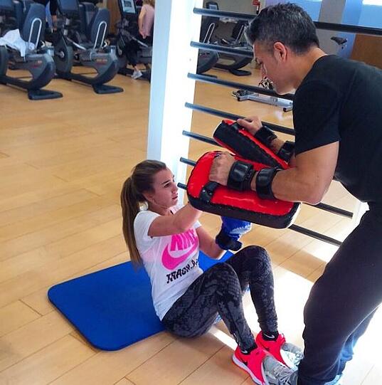 Zuhause in München trainiert die schöne Spanierin regelmäßig im Fitnessstudio - mit Personal Trainer...