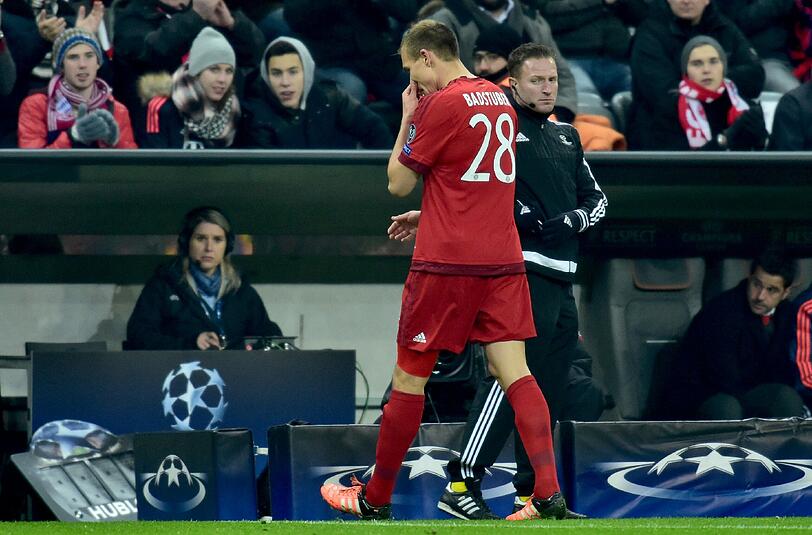 Nach seiner Roten Karte verlässt Holger Badstuber den Platz.