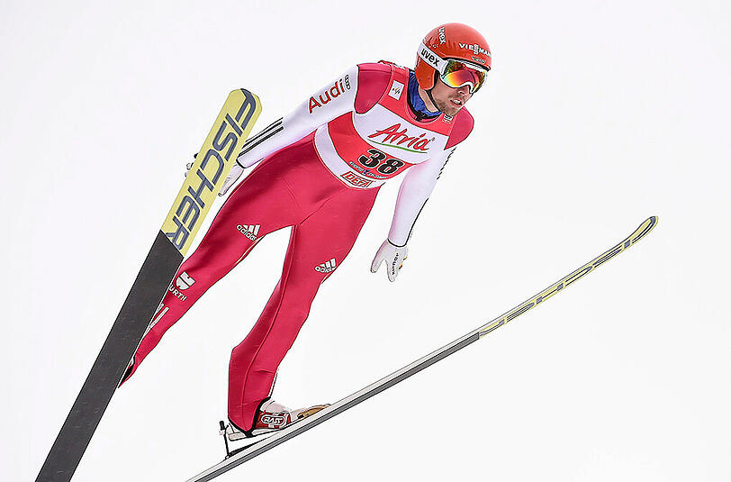 Der Oberstdorfer kam nach einem Sprung und dem 10-Kilometer-Lauf in 23:59,6 Minuten vor dem Japaner Akito Watabe ins Ziel.