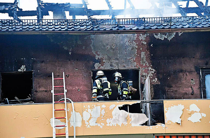 Feuer in einem Rosenheimer Mehrfamilienhaus. Die Bilder vom dramatischen Einsatz.
