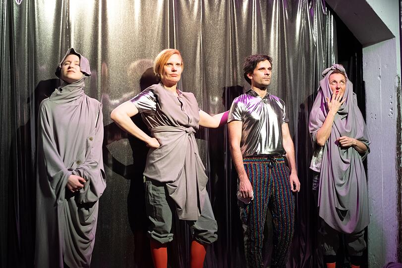 Die Performer von Traummaschine Inc (Charlotte Pfeifer, Marysol Llorente, Christoph Theussl, Judith Huber, v. li.) wandeln in &bdquo;O, Twist&ldquo; auf den Spuren von Charles Dickens&rsquo; berühmtem Roman.