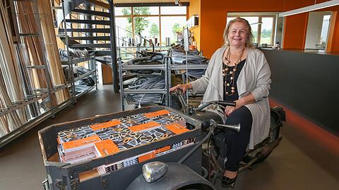 Catrin Graf in ihrem Geschäft. Die Unternehmerin liebt Oldtimer, das alte Motorrad hat sie selbst für ihren Laden ausgesucht.