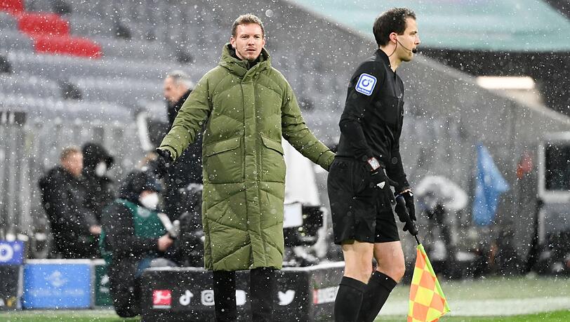 Münchens Cheftrainer Julian Nagelsmann (l) reagiert an der Seitenlinie.