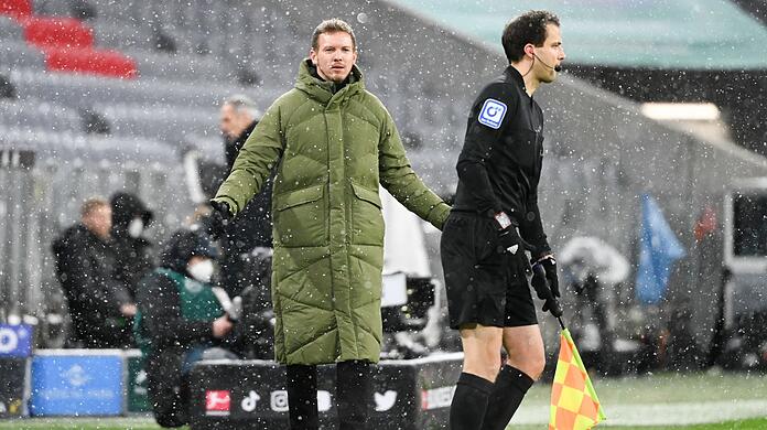 Münchens Cheftrainer Julian Nagelsmann (l) reagiert an der Seitenlinie.
