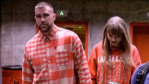 Travis Kelce von Kansas City Chiefs und Popstar Taylor Swift sind ein Paar.