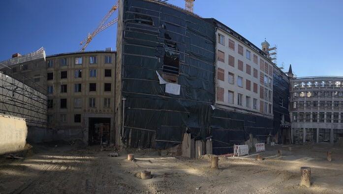 Kurz nach dem Baustopp: Blick von hinten auf die verwaiste Baustelle mitten in der Innenstadt.