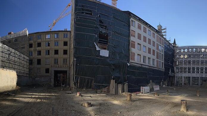 Kurz nach dem Baustopp: Blick von hinten auf die verwaiste Baustelle mitten in der Innenstadt.