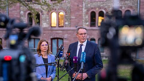 B&auml;tzing-Lichtenth&auml;ler und Schweitzer &auml;u&szlig;erten sich vor der SPD-Gesch&auml;ftsstelle.