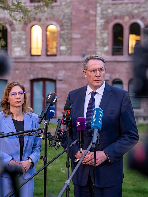 B&auml;tzing-Lichtenth&auml;ler und Schweitzer &auml;u&szlig;erten sich vor der SPD-Gesch&auml;ftsstelle.