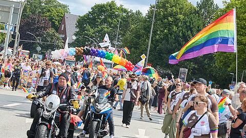 Im Demonstrationszug zum Christopher Street Day in Hamburg fahren nicht nur 60 Lastwagen, sondern auch mehrere Biker.
