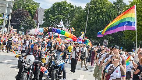Im Demonstrationszug zum Christopher Street Day in Hamburg fahren nicht nur 60 Lastwagen, sondern auch mehrere Biker.