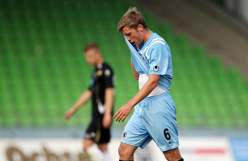Erstmals präsentierten sich die Löwen in den neuen hellblauen Heimtrikots. Die besten Bilder vom Testspiel des TSV 1860 München in Ulm.