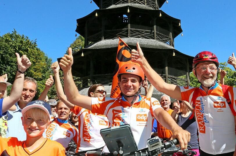Nach 4320 Kilometern endlich am Ziel: ÖDP-Spitzenkandidat Sebastian Frankenberger am Chinesischen Turm.