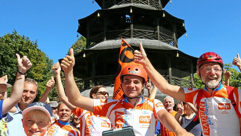 Nach 4320 Kilometern endlich am Ziel: ÖDP-Spitzenkandidat Sebastian Frankenberger am Chinesischen Turm.