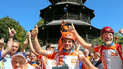 Nach 4320 Kilometern endlich am Ziel: ÖDP-Spitzenkandidat Sebastian Frankenberger am Chinesischen Turm.