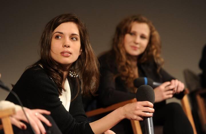 München: Nadeschda Tolokonnikowa (l.) und Maria Aljochina von der Punk-Band "Pussy Riot" sprechen im Arri-Kino nach der Deutschland-Premiere des Films "Pussy Vs. Putin".
