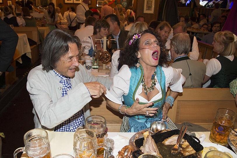 Karin Müller-Wohlfahrt feiert ausgelassen mit Ehemann Hans-Wilhelm Müller-Wohlfahrt im Schützenzelt.