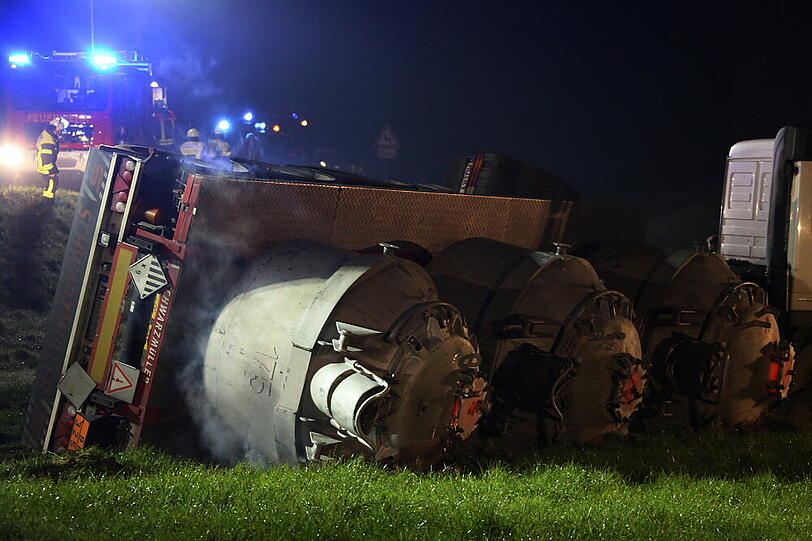 Irre Bilder aus dem Landkreis Mühldorf: Ein Lkw, der 800 Grad heißes Aluminium geladen hatte, ist umgekippt. Das flüssige Metall ist teilweise ausgelaufen. Die Fotos vom Unfallort.