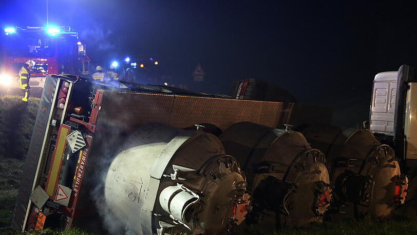 Irre Bilder aus dem Landkreis Mühldorf: Ein Lkw, der 800 Grad heißes Aluminium geladen hatte, ist umgekippt. Das flüssige Metall ist teilweise ausgelaufen. Die Fotos vom Unfallort. Irre Bilder aus dem Landkreis Mühldorf: Ein Lkw, der 800 Grad heißes Aluminium geladen hatte, ist umgekippt. Das flüssige Metall ist teilweise ausgelaufen. Die Fotos vom Unfallort.