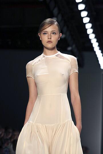 Die Mädchen dürfen auf dem Laufsteg nicht zimperlich sein: Bei der Fashion Week gibt's fast keine Show ohne (fast) nackte Brüste. Die Busenblitzer der sexy Models...