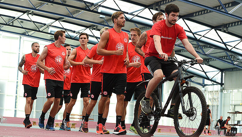 Auch für die Profis von Eintracht Frankfurt ging's unter dem alten, neuen Coach Armin Veh wieder los.