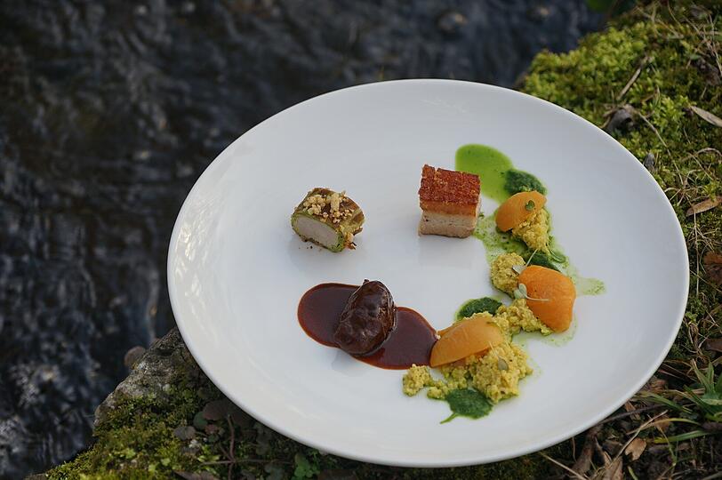 Gang 3: Schweinerei: Schweinefilet, -bauch und -bäckchen mit Hirse, eingemachter Mirabelle und fast gefrorenem Bärlauch.