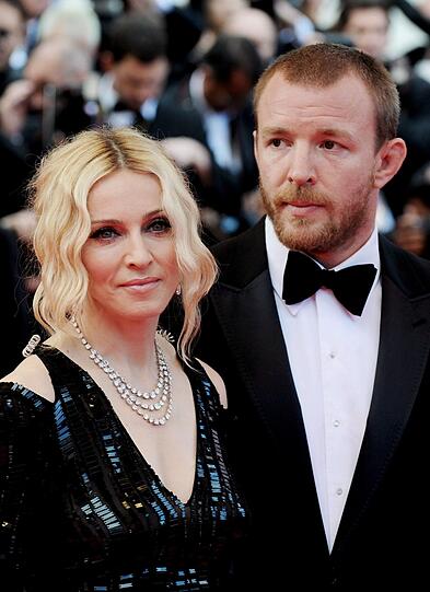 Teure Liebe: Beim Dinner von Sänger Sting funkt's zwischen Madonna und Regisseur Guy Ritchie. 2008 die Scheidung. Er nennt die Ehe eine "Seifenoper", sie fühlt sich bei ihm unattraktiv und zahlt 77 Millionen Euro.