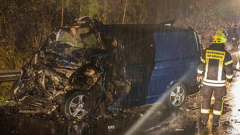 In einer Rechtskurve verlor der 21-Jährige die Kontrolle über seinen Wagen und krachte in den Sattelzug.