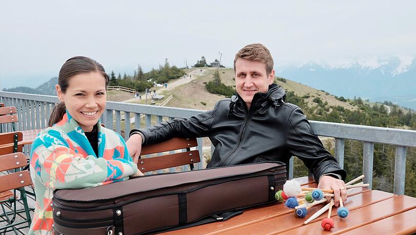 Alexej Gerassimez und Hyoli Togawa auf der Terrasse der Sonnenalm am Wank-Gipfel. Alexej Gerassimez und Hyoli Togawa auf der Terrasse der Sonnenalm am Wank-Gipfel.
