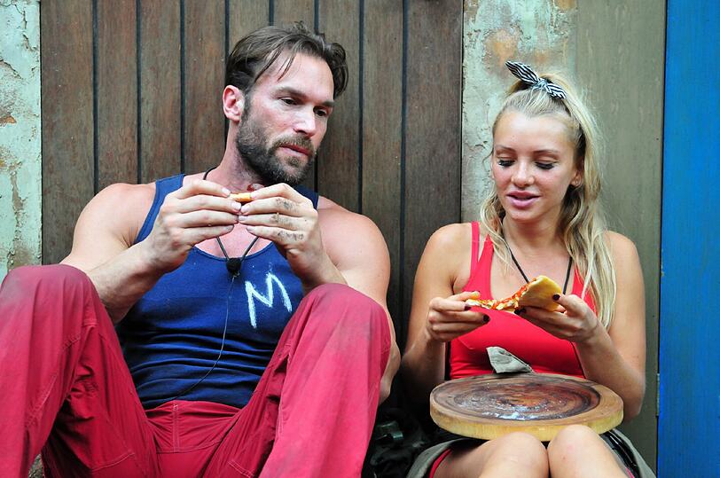 Bastian Yotta und Evelyn Burdecki lassen sich Pizza schmecken.