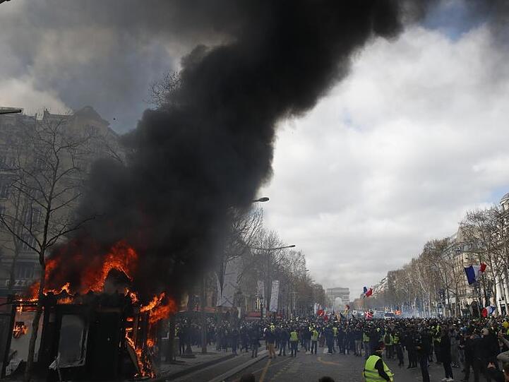 Ein Kiosk steht bei "Gelbwesten"-Protesten auf den Champs-Élysées in Flammen.