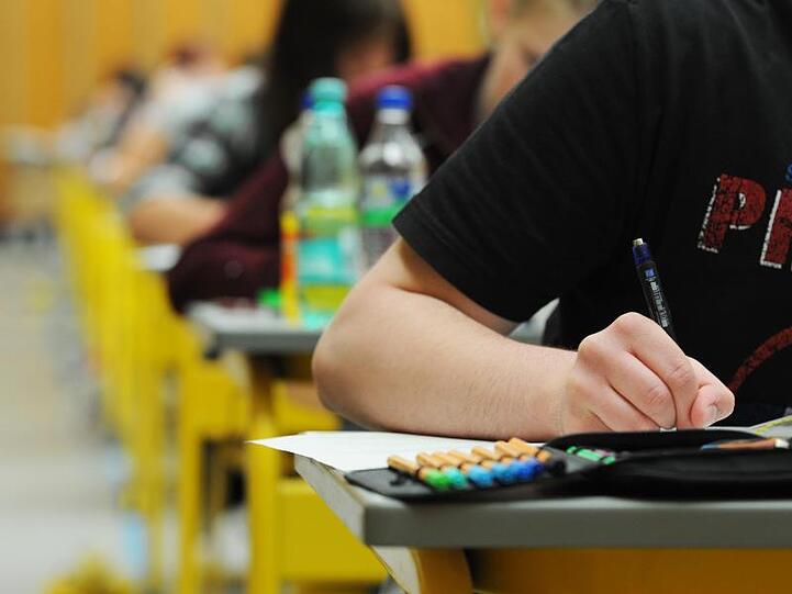 Schüler schreiben eine Prüfung. Foto: Armin Weigel/Archivbild