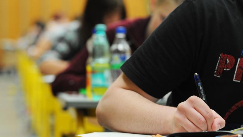 Schüler schreiben eine Prüfung. Foto: Armin Weigel/Archivbild Schüler schreiben eine Prüfung. Foto: Armin Weigel/Archivbild