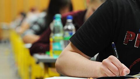 Schüler schreiben eine Prüfung. Foto: Armin Weigel/Archivbild