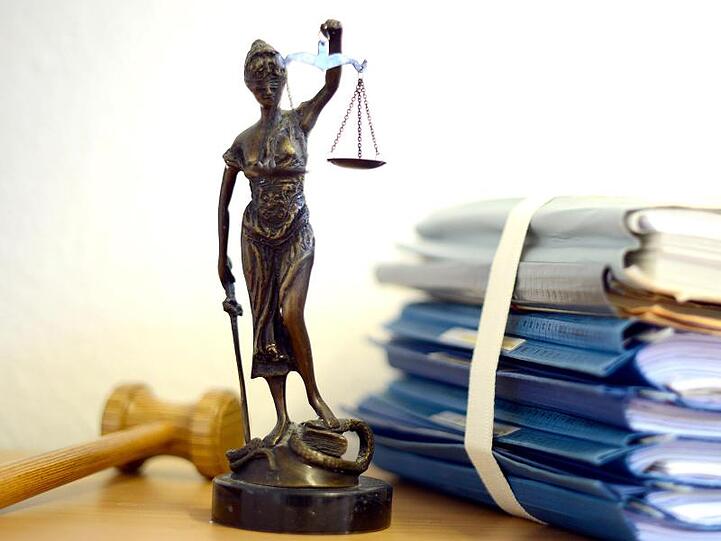 Ein Modell der Justitia steht auf einem Tisch. Foto: Volker Hartmann/dpa/Archivbild