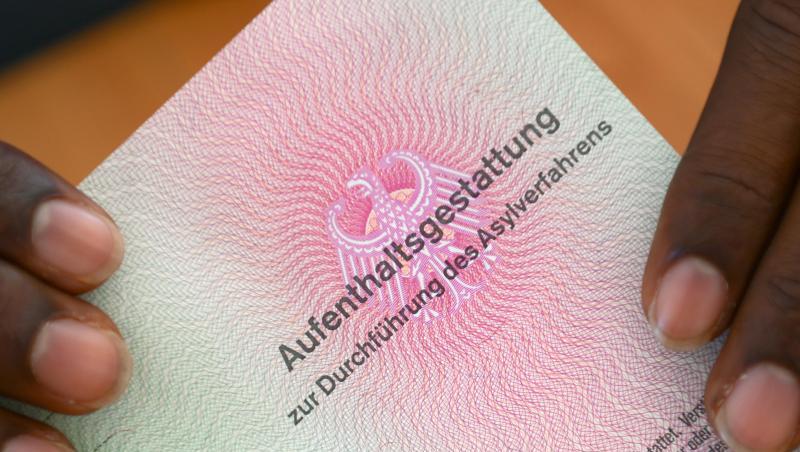 Laut Asylgesetz kann ein positiver Asylbescheid widerrufen werden, wenn sich die Situation im Herkunftsland nachhaltig verbessert hat. Laut Asylgesetz kann ein positiver Asylbescheid widerrufen werden, wenn sich die Situation im Herkunftsland nachhaltig verbessert hat.