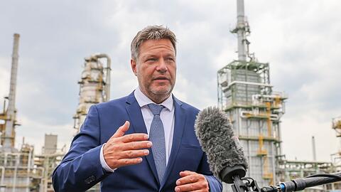 Robert Habeck (Bündnis 90/Die Grünen), Bundesminister für Wirtschaft und Klimaschutz, besucht die Total Raffinerie Leuna.